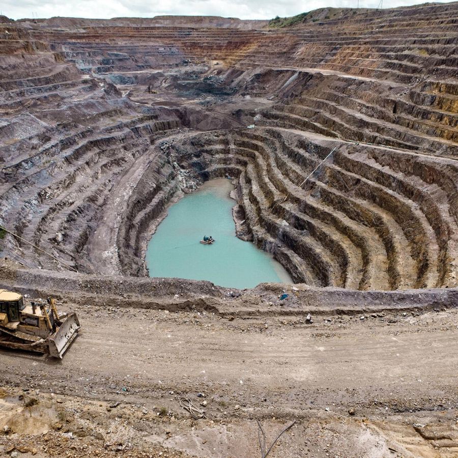 Fosse d'exploitation à gradins dont le fond est occupé par un plan d'eau