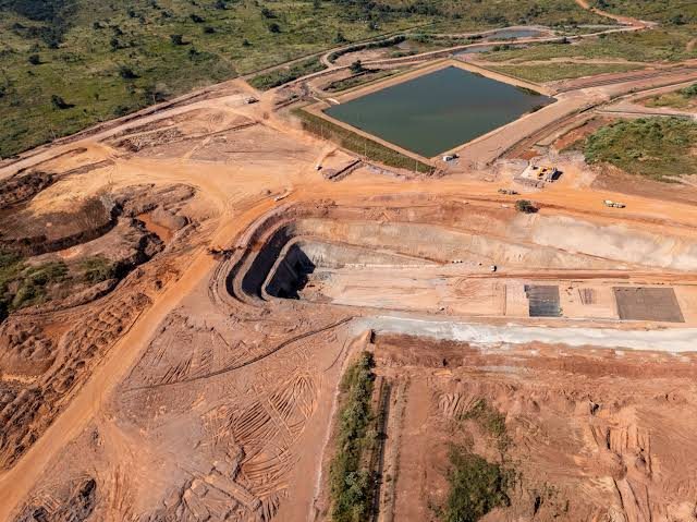 Vue aérienne d'un site minier, de ses pistes et de son bassin de rétention