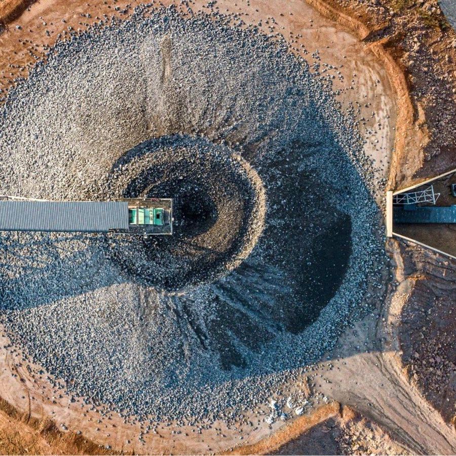 Vue aérienne d'une aire de stockage de minerai et de son convoyeur